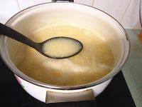 7、海参小米粥,小米煮至熟透即可。(期间需要加入适量开水,以保证有足够的水分不至于粥太浓稠)