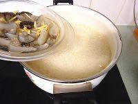 8、海参小米粥,转大火后将海参重新倒入。