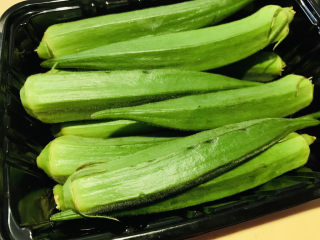 1、秋葵炒虾仁,秋葵待用