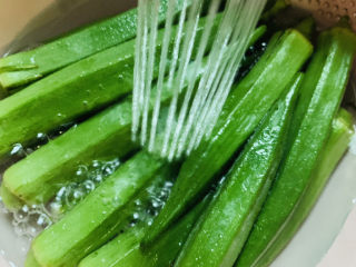 2、秋葵炒虾仁,清洗干净秋葵