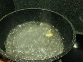 4、秋葵炒虾仁,锅加清水，加姜片煮开