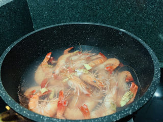 5、秋葵炒虾仁,加入鲜虾