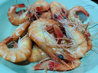 6、秋葵炒虾仁,焯水捞起