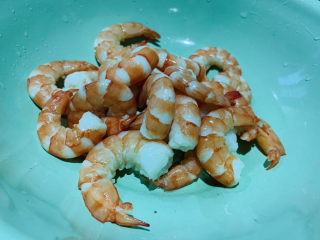 7、秋葵炒虾仁,剥壳