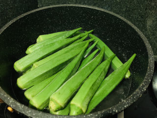 8、秋葵炒虾仁,另起一锅水，加少许盐和油，烧开，加入秋葵