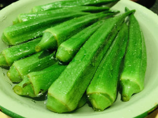 9、秋葵炒虾仁,秋葵焯水30秒捞起，泡清水中