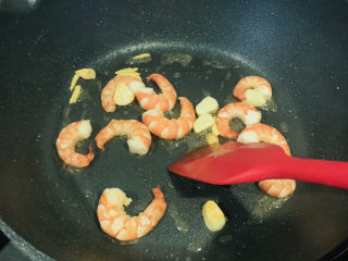 12、秋葵炒虾仁,加入虾仁，翻炒