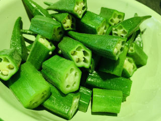 10、秋葵炒虾仁,秋葵沥干水，去除秋葵根部，切段