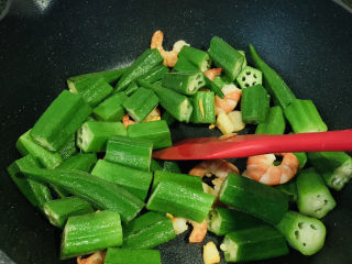 14、秋葵炒虾仁,继续翻炒