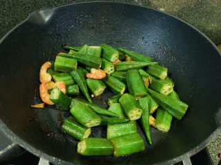 19、秋葵炒虾仁,起锅