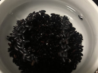 1、红枣黑米粥,黑米先浸泡1小时。