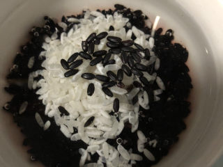 2、红枣黑米粥,再加入香米浸泡片刻。