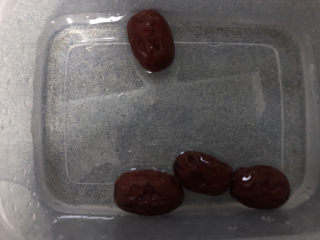 6、红枣黑米粥,红枣浸泡清洗。