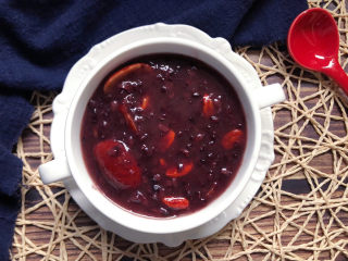 11、红枣黑米粥,如果喜欢吃甜的可以放红糖。