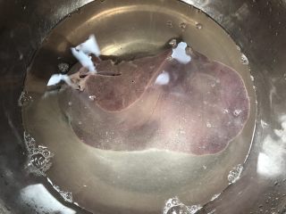 2、家常炒猪肝,猪肝在清水中浸泡半小时