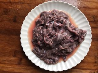 3、家常炒猪肝,猪肝切成薄片