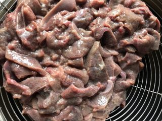 5、家常炒猪肝,捞起猪肝沥干水分