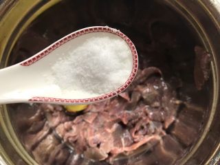 6、家常炒猪肝,加入一勺盐