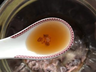 8、家常炒猪肝,加入2勺料酒