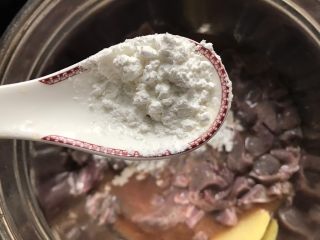 9、家常炒猪肝,加入一勺生粉