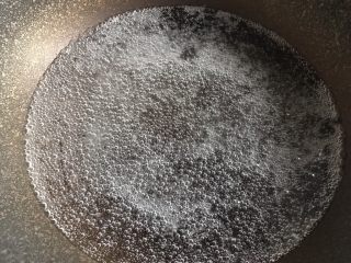 12、家常炒猪肝,锅中水烧开