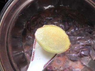 10、家常炒猪肝,加入两片生姜和一片大蒜搅拌均匀,腌制20分钟