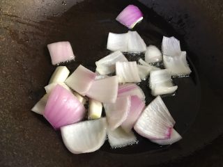 15、家常炒猪肝,锅中倒入适量油,加入洋葱块炒香