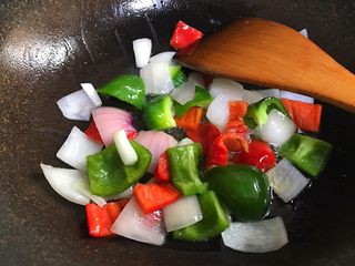 16、家常炒猪肝,加入青红椒,翻炒至断生