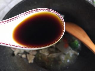 18、家常炒猪肝,加入一勺生抽,小半勺老抽