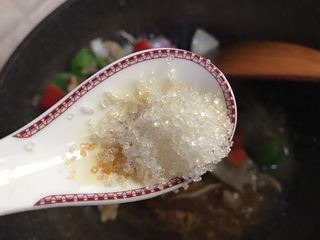 19、家常炒猪肝,加入半勺白糖