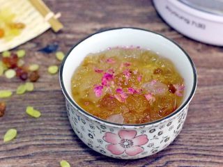 14、桃胶雪燕皂角米羹,成品图。