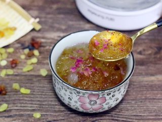 15、桃胶雪燕皂角米羹,成品图。