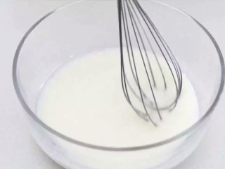 1、不用烤箱的蛋糕卷,将牛奶与色拉油完全搅拌,搅拌至完全乳化