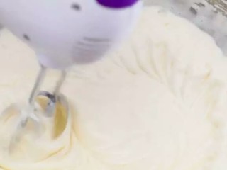 3、不用烤箱的蛋糕卷,打发至鸡蛋蓬松发白,举起打蛋头画出8字,纹路不容易消失