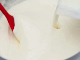 4、不用烤箱的蛋糕卷,将步骤1乳化好的液体分两次倒入鸡蛋液里搅拌均匀
