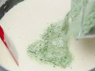 5、不用烤箱的蛋糕卷,倒入混合好的过筛后的所有粉类