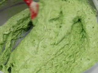 6、不用烤箱的蛋糕卷,将面糊搅拌至完全均匀