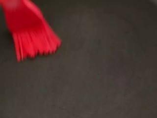 7、不用烤箱的蛋糕卷,在平底锅上扫一层薄薄的色拉油