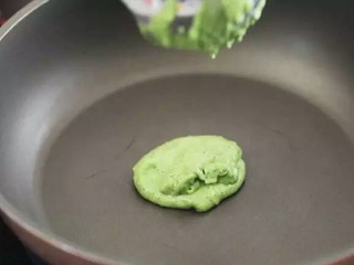 8、不用烤箱的蛋糕卷,倒上一勺面糊