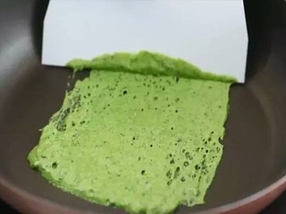 9、不用烤箱的蛋糕卷,开中小火,用刮板抹成长方形