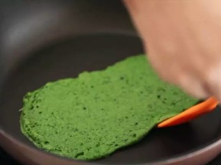 10、不用烤箱的蛋糕卷,面糊煎至表面凝固,出现气孔