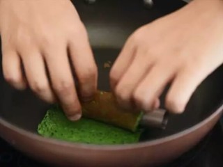 11、不用烤箱的蛋糕卷,用圆柱形工具将蛋糕卷起