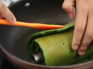 12、不用烤箱的蛋糕卷,重复步骤6---9,直至全部卷完