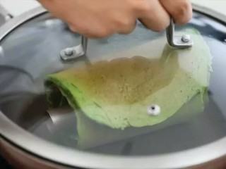 13、不用烤箱的蛋糕卷,将卷好的蛋糕用锅盖将蛋糕盖住,焖5分钟