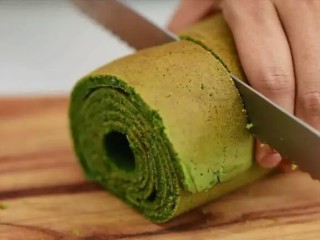 14、不用烤箱的蛋糕卷,可以切开享用了,中间也可夹奶油心或果酱