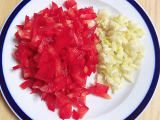 2、蚝油芥兰,准备好红椒，蒜，切好待用。