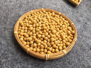 1、解渴消暑豆浆粥,准备干黄豆250克,打豆浆、做豆腐我比较喜欢用这种非转基因小黄豆,打磨成了豆浆特别香醇。
