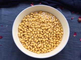 2、解渴消暑豆浆粥,黄豆提前一个晚上泡好,比如明天早上做,今晚睡前就泡起来!至少泡8个小时以上。