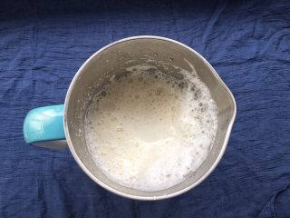 6、解渴消暑豆浆粥,打磨好的豆浆让其自然冷却一会,防止过滤豆渣的时候烫到手。