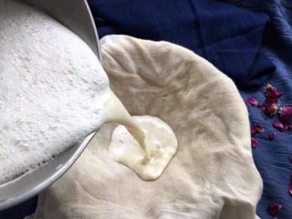 7、解渴消暑豆浆粥,豆浆自然冷却后,用纱布过滤掉豆渣。